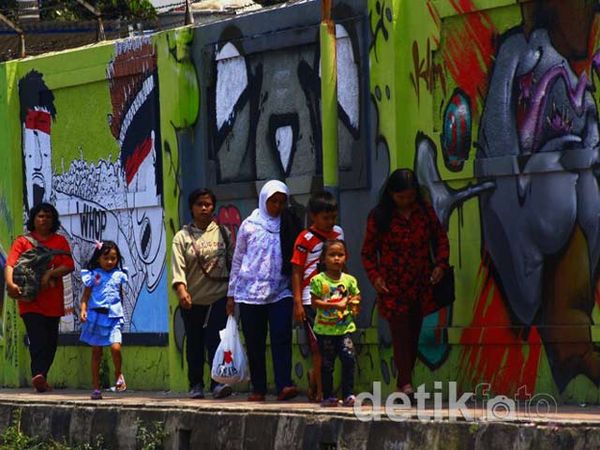 Mural Ubah Tembok Kumuh Jadi Indah