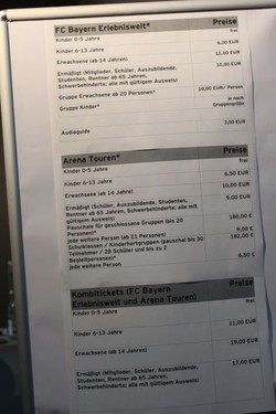 Allianz Arena dibuka untuk umum setiap hari kecuali di hari libur nasional, Natal, Tahun Baru, dan di hari ada pertandingan. Foto ini adalah daftar tarif kunjungan melakukan tur stadion.