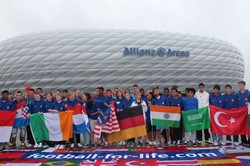 Anak-anak peserta Allianz Football Junior Camp 2012, yang berasal dari 22 negara, berfoto bersama di depan stadion terbesar ketiga di Jerman itu.