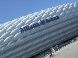 Bagian luar Allianz Arena. Stadion ini terletak jauh dari pusat kota, persisnya di Werner-Heisenberg-Allee 25, Munich.