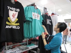 Seorang pengunjung tampak asyik memilih pakaian yang hendak dibelinya di LFC Store.