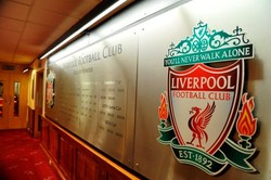 Tanda ini berada di lantai 2, memperlihatkan berbagai gelar yang sudah dicapai Liverpool sejak klub itu didirikan di tahun 1892.