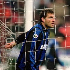 Ini Alasan Inter Mata-Matai Vieri