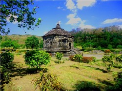 Mencari Air Menetes di Candi Banyunibo