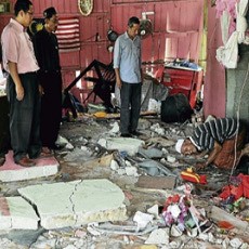 Duh! Mercedes Benz Tabrak Rumah Warga, Bocah 2 Tahun Tewas