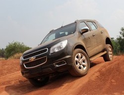 Bermain dengan Chevy Trailblazer di Medan Offroad