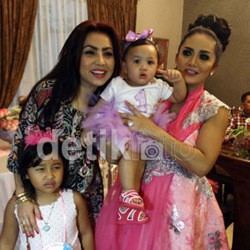 Mayangsari di Ultah ke-1 Amora Lemos