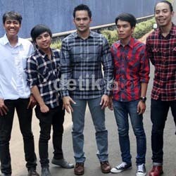 Kemeja Kotak-kotak Teuku Wisnu & Friends