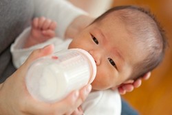 Awas, Bayi yang Diberi Susu Botol Perutnya Bisa Menyempit