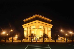 Tak Cuma Paris, Kediri Juga Punya Arc de Triomphe