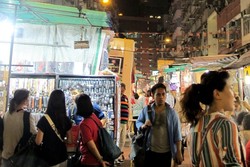 Ubek-ubek Pasar Malam Temple Street Hong Kong