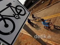 Melihat Jalur Sepeda di BKT