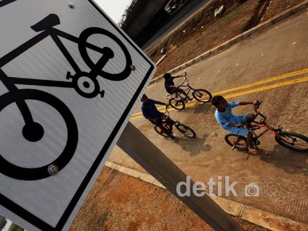 Melihat Jalur Sepeda di BKT