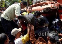 Evakuasi Sopir Korban Kecelakaan di Banyumas