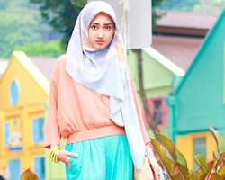 Dian Pelangi Konsisten Ciptakan Baju Berwarna-warni