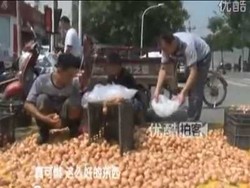 346 Kg Telur Ayam Pecah Berantakan di Chinese Roadway
