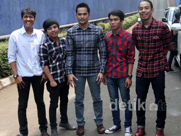 Kemeja Kotak-kotak Teuku Wisnu & Friends
