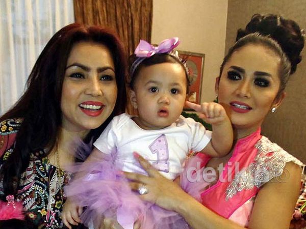 Mayangsari di Ultah ke-1 Amora Lemos