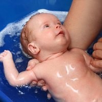 Mandikan Bayi 2 Kali Sehari