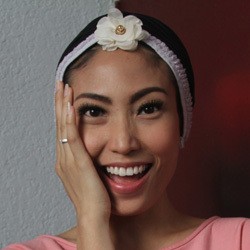 Pose ABG ala Ayu Dewi