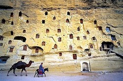 Unik! Desa Ini Berada Dalam Tebing Batu
