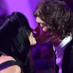 Wow, Katy Perry Cium Bibir Harry & Niall One Direction!