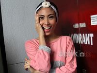 Pose ABG ala Ayu Dewi