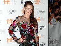 Pose Perdana K-Stew di Red Carpet Pasca Skandal Selingkuh 