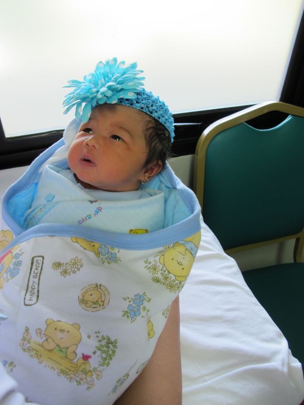 Queen Rania Ayesha Pratidino, 3 Bulan, Perempuan