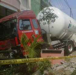 Akibat Wanita yang Ragu Nyeberang, Truk Pertamina Hantam Pembatas Jalan