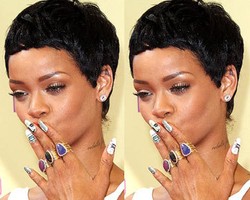 Rihanna Hias Kuku dengan Uang US$ 100 di MTV VMA