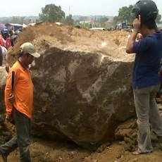 Pemindahan Batu Bertuah Jadi Tontonan Warga