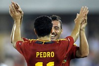 Santi Cazorla merayakan gol bersama Pedro. Dalam laga ini, Santi Cazorla membuka keunggulan untuk Spanyol di menit ke-22. AFP/Miguel Riopa.