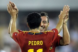 Santi Cazorla merayakan gol bersama Pedro. Dalam laga ini, Santi Cazorla membuka keunggulan untuk Spanyol di menit ke-22. AFP/Miguel Riopa.