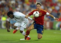Fernando Torres berebut bola dengan Kamil Almousa. Reuters/Felix Ordonez.
