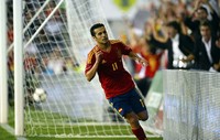 Pedro Rodriguez melakukan selebrasi seusai mencetak gol. Dalam pertandingan ini, Pedro dua kali membobol gawang Arab Saudi. Reuters/Felix Ordonez