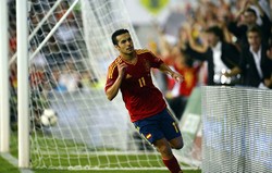 Pedro Rodriguez melakukan selebrasi seusai mencetak gol. Dalam pertandingan ini, Pedro dua kali membobol gawang Arab Saudi. Reuters/Felix Ordonez