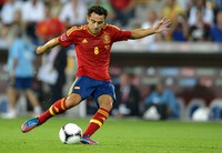 Spanyol menambah keunggulan di babak kedua. Eksekusi tendangan bebas Xavi Hernandez membuat Abdullah harus memungut bola dari gawangnya. Reuters/Felix Ordonez.