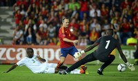 Andres Iniesta berusaha membobol gawang Arab Saudi. Namun usahanya tidak membuahkan hasil. Reuters/Felix Ordonez.
