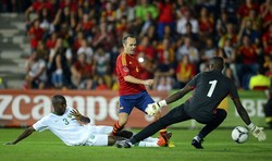 Andres Iniesta berusaha membobol gawang Arab Saudi. Namun usahanya tidak membuahkan hasil. Reuters/Felix Ordonez.