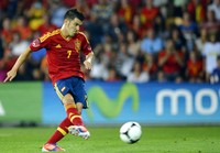 David Villa menambah keunggulan untuk Spanyol melalui titik putih. Reuters/Felix Ordonez.