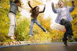 Kejuaraan Trampolin, Pesertanya Gadis-gadis Telanjang Dada