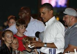 Obama Bercanda: Kamu Lahir di Hawaii? Kamu Punya Surat Lahir?