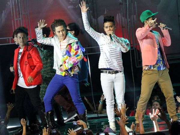 Warna-Warni Aksi Panggung SM*SH & 7 Icons Warna-Warni Aksi Panggung SM*SH & 7 Icons