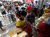 Warga Antre Minyak Goreng Murah