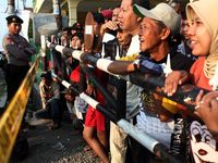 Warga Tonton Proses Olah TKP Ledakan Depok