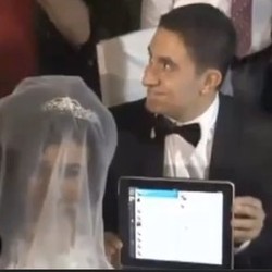 Pasangan Ini Gunakan iPad untuk Menikah di Twitter 