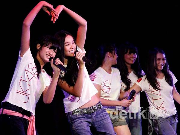 JKT48 Beraksi di Peresmian Teater Permanen