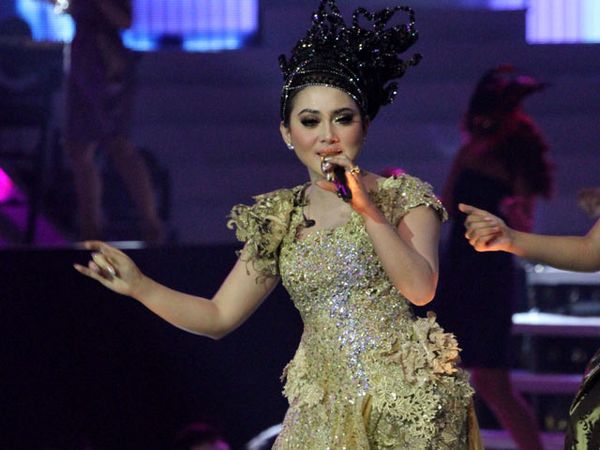 Aksi Panggung Spektakuler Syahrini