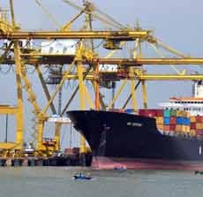 Pelabuhan Direvitalisasi, Pelindo III Datangkan 4 Unit Alat Berat